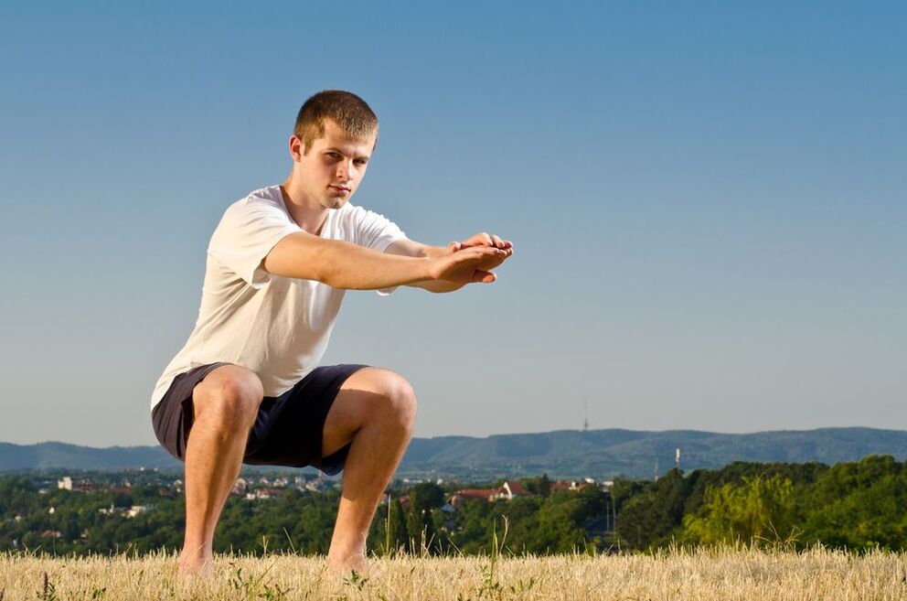 O fortalecimento da força masculina é facilitado por exercícios físicos especiais, como agachamentos. 