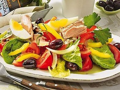 Uma salada balanceada na dieta de um homem saudável
